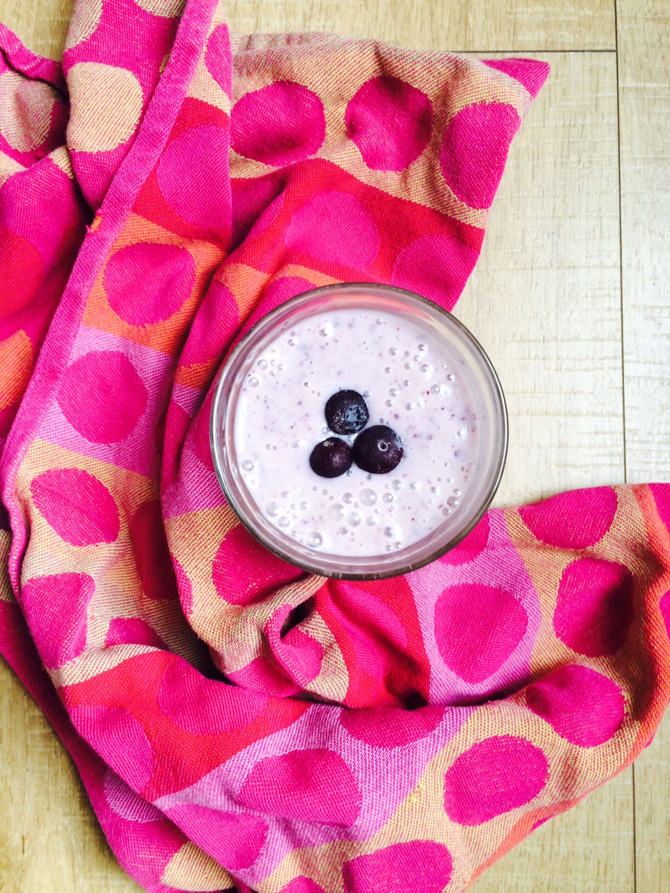 Smoothie met blauwe bessen, lijnzaad & sojayoghurt