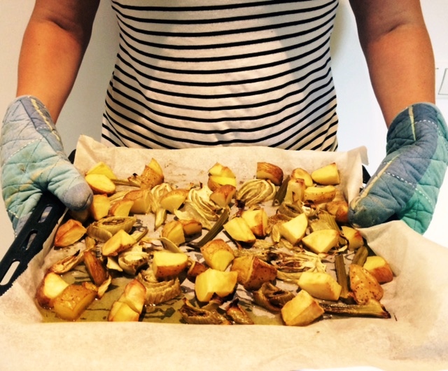 Aardappeltjes met geroosterde venkel (en een god-de-lijk sausje) uit de oven