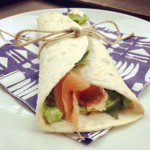 Wrap met doperwtjesspread en gerookte zalm