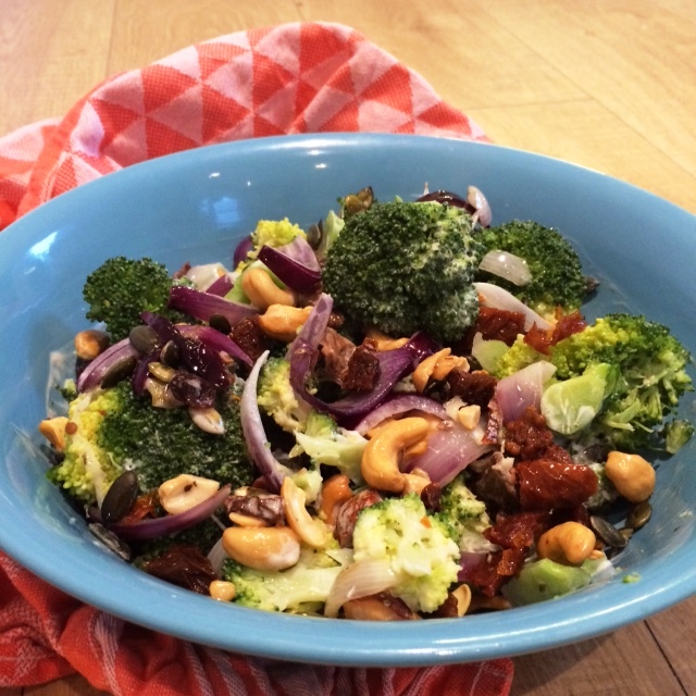 Broccolisalade met yoghurtdressing, nootjes & rozijnen
