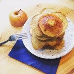 Boekweitpannenkoekjes met appelschijfjes, banaan & kaneel