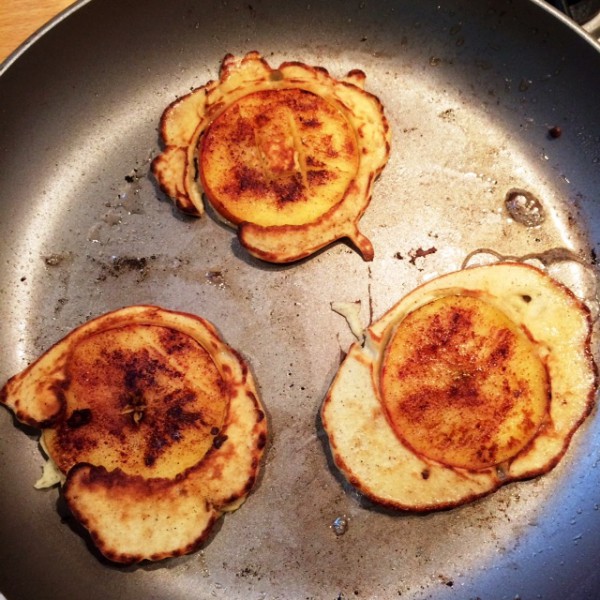 Boekweitpannenkoekjes met appelschijfjes, banaan & kaneel3