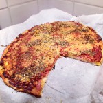Homemade pizza met tonijn, salami & oude kaas