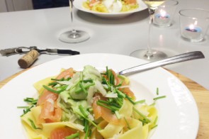 Snelle pasta met avocadomousse & gerookte zalm