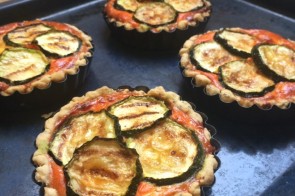 Fleurige ratatouille-taartjes met geitenkaas